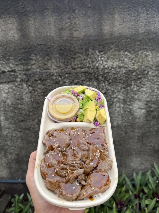 Bento du jour HOTU : viande en sauce, riz et salade d'avocat